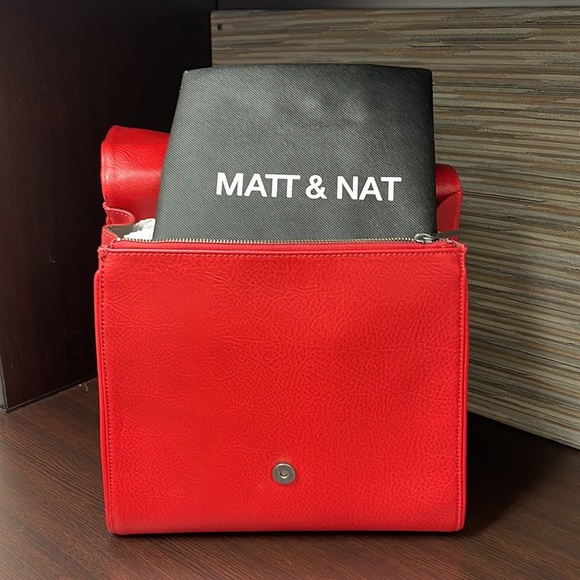 ❤️BEAUTIFUL ❤️Matt & Nat backpack/purse! straps, dust bag included❤️ - Picture 7 of 8